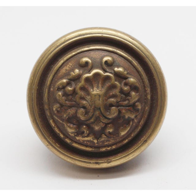 This Louis XIV style two fold knob was made by Reading in the 1905 catalog. It is part of the F-21700 Fenmore group....