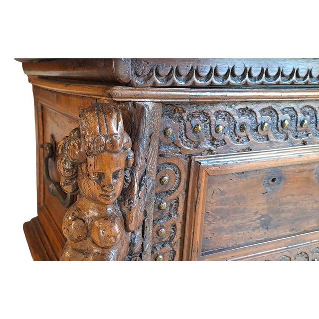 Wood Walnut Chest from Bergamo, 1600s For Sale - Image 7 of 8
