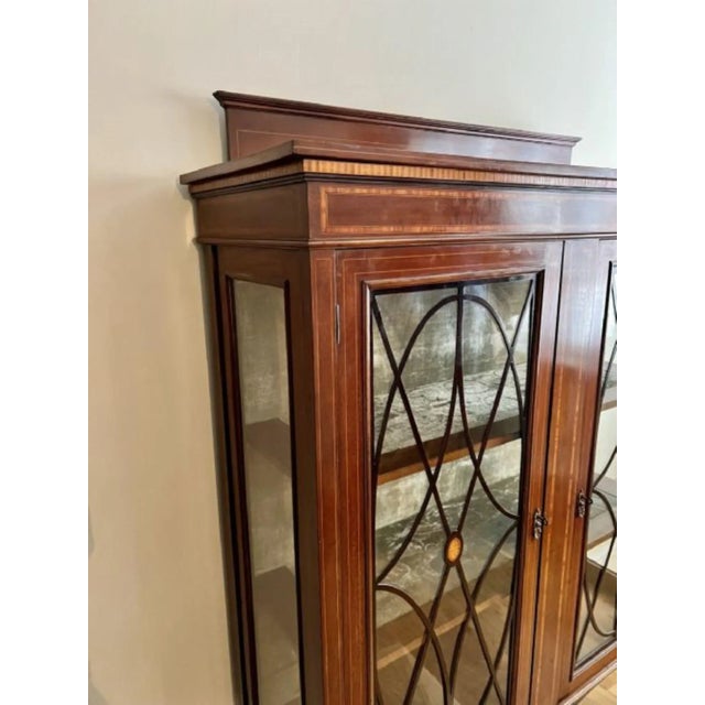 Antique Edwardian quality inlaid mahogany display cabinet having a quality mahogany display cabinet with satinwood inlay...