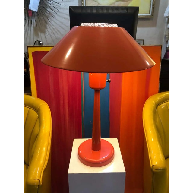 Gerald Thurston orange table lamp by Lightolier. In almost imaculate condition. Gorgeous staement piece for your desk....
