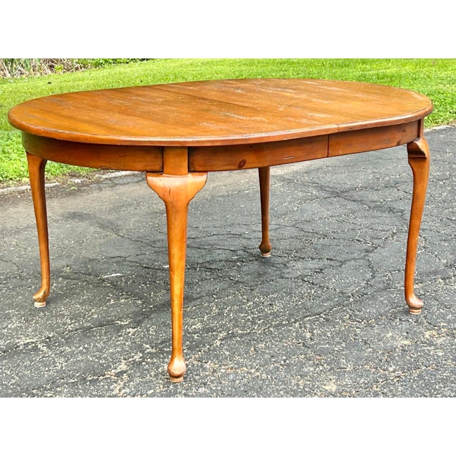 1990s Habersham Oval Pine Queen Anne Extension Dining Table For Sale - Image 5 of 12