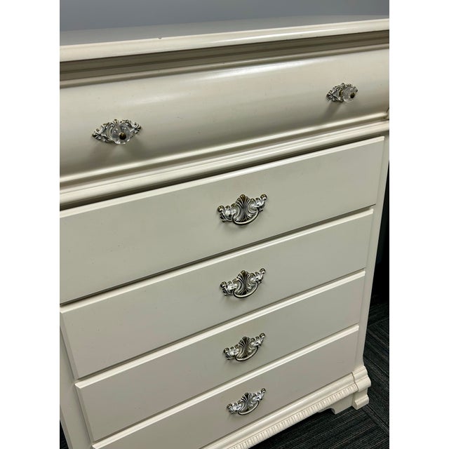 French Provincial Thomasville Chest of Drawers For Sale - Image 3 of 6