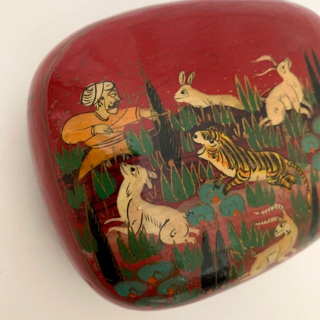 Indian Vintage Hunter Tiger Kashmir Trinket Domed Box India Paper Mache Lacquer For Sale - Image 3 of 11