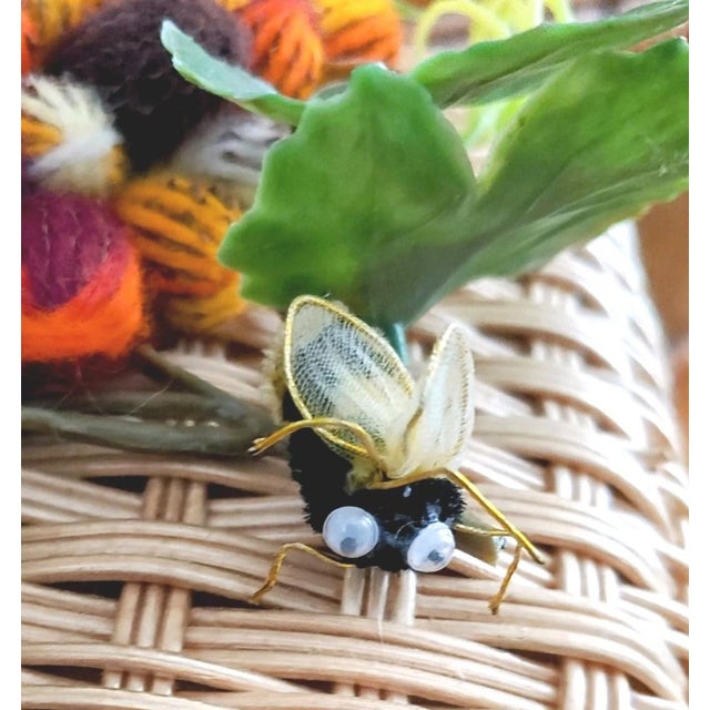 1960s 1960s Princess Charming by Atlas Busy Bee in Flowers Wicker & Lucite Purse For Sale - Image 5 of 9