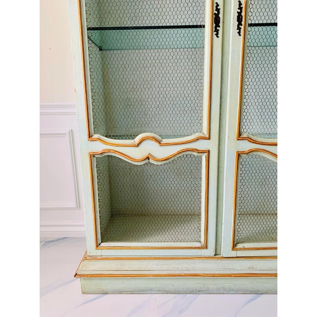 Vintage C. 1940s Italian Florentine Hand-Decorated Celadon China Cabinet With Gold Floral Detail & Chicken Wire Doors For Sale In Miami - Image 6 of 13