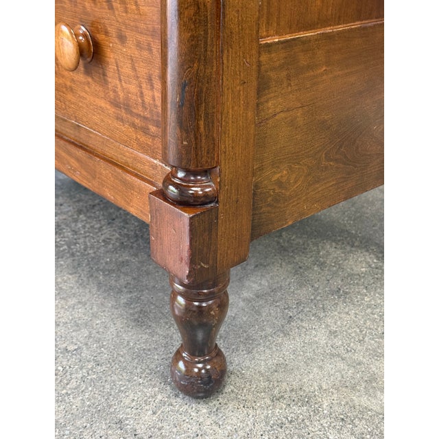 Early 19th Century Flaming Birch and Cherry Sheraton Dresser For Sale In New York - Image 6 of 12