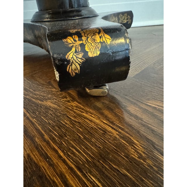Chinoiserie A 19th Century English Regency Chinoiserie Black and Parcel-Gilt Lacquered Center Table For Sale - Image 3 of 5