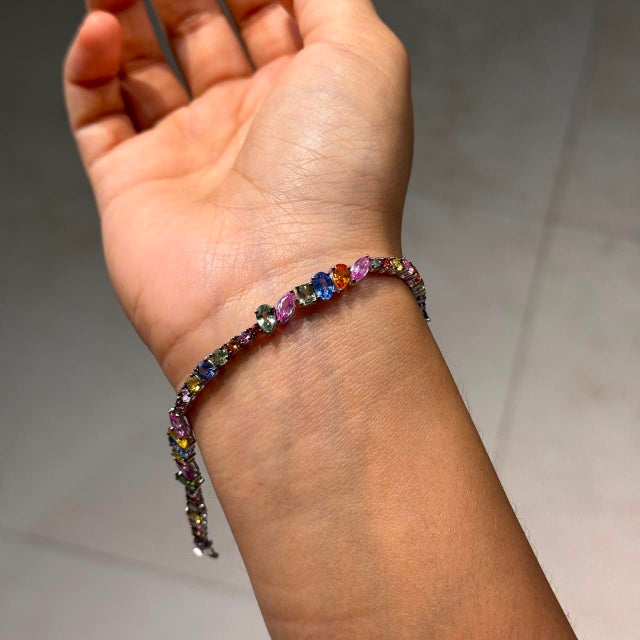 American Boho Chic 10.97ct Mixed Cut Multicolor Sapphire Tennis Bracelet in 18k Gold, 7.5 Inches For Sale - Image 3 of 18