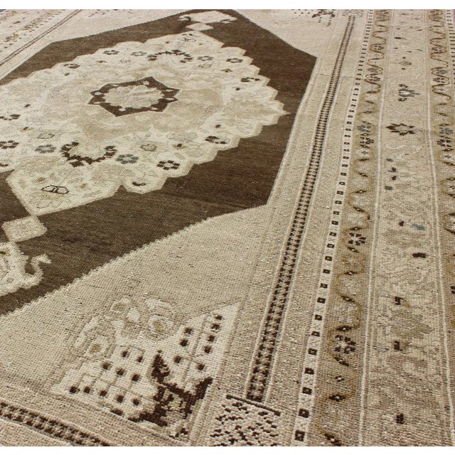 Mid 20th Century Vintage Turkish Oushak Rug in Taupe and Mocha Brown With Cream Medallion 4′9″ × 7′8″ For Sale - Image 5 of 7