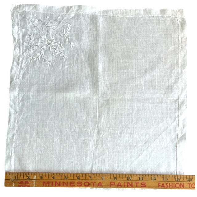 Ralph Lauren Vintage White Linen Napkins With Embroidered Floral Corner Detail – Set of 11 For Sale - Image 4 of 5