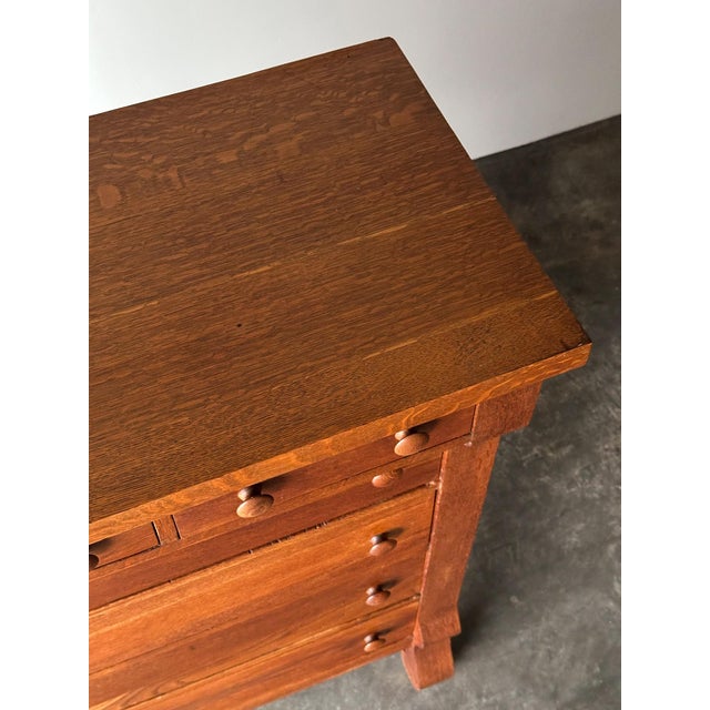 Early 20th Century Turn-of-the-Century Quartersawn Oak Chest of Drawers For Sale - Image 12 of 18