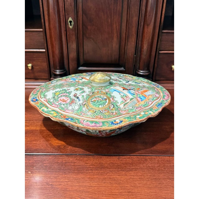 Antique Chinese Porcelain Famille Rose Medallion Tureen With Scalloped Lid For Sale In Raleigh - Image 6 of 15