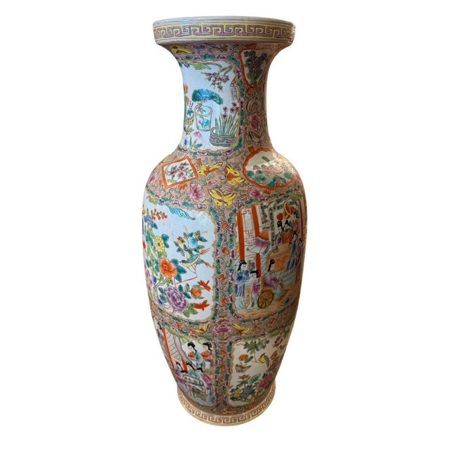 Large Chinese Export Rose Medallion Porcelain Vase. Early 20th Century. For Sale - Image 4 of 8