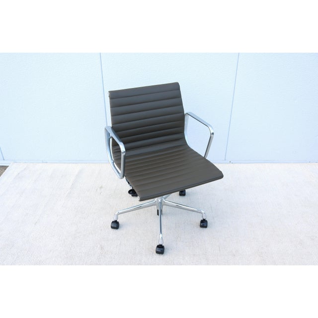 Mid-Century Modern MCM Herman Miller Eames Aluminum Group Management Chair in Hunter Brown Leather For Sale - Image 3 of 12