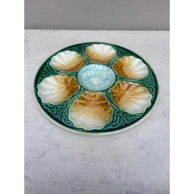 French Majolica oyster plate with seaweeds Salins (East of France) circa 1890.