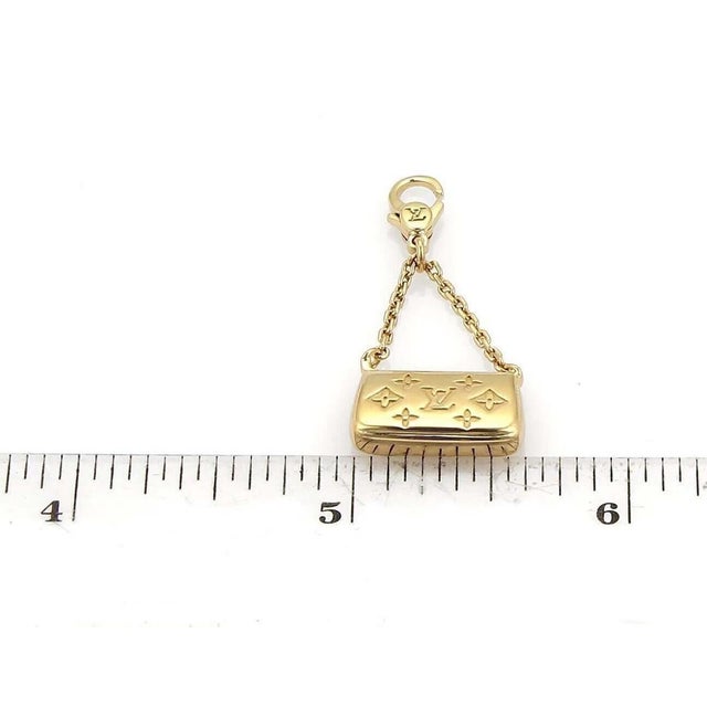 Metal Mid 20th Century Louis Vuitton de Monogram 18k Yellow Gold Clutch Purse Charm Pendant For Sale - Image 7 of 8