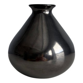 Polished Black Vase Signed Efraín Lucero For Sale