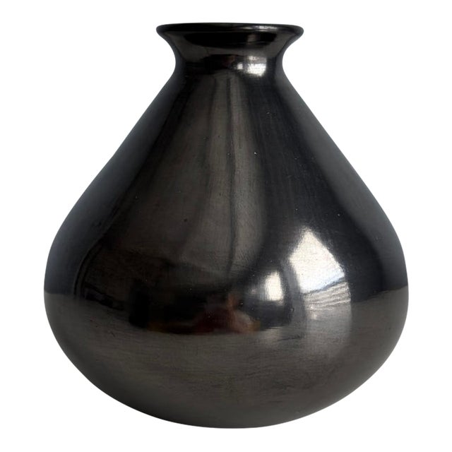 Polished Black Vase Signed Efraín Lucero For Sale