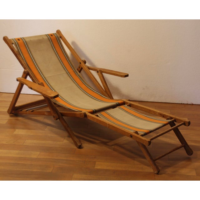 French-style deck chair with footrest, child-sized. Linen-covered lying surface. All original! Works perfectly.