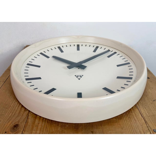 Large Industrial Bakelite Factory Wall Clock from Pragotron, 1960s For Sale - Image 11 of 18