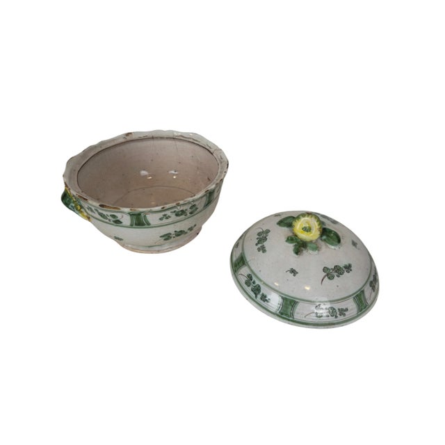 Covered Majolica Tureen with Fruit Finial, Cerreto / Naples, 1780 For Sale - Image 6 of 11