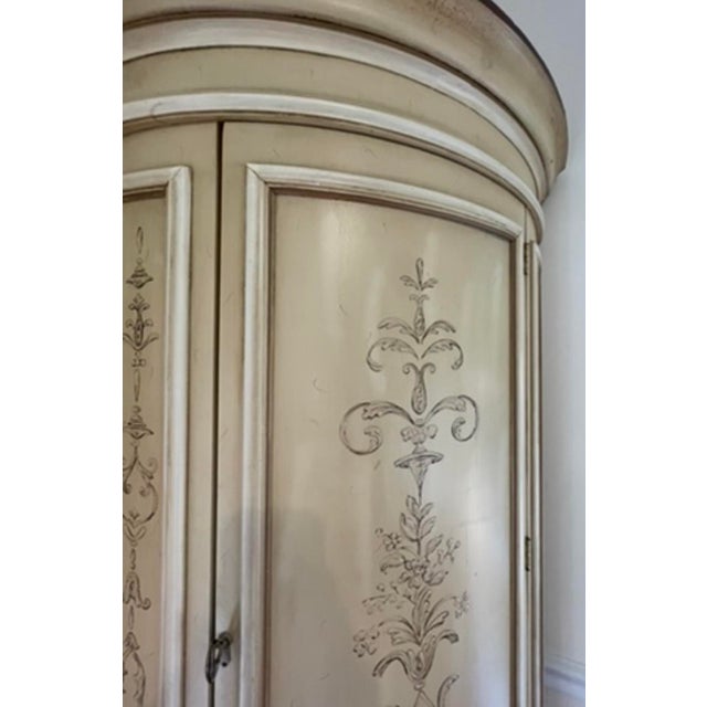 Late 20th Century Pair of Drexel Heritage Et Cetera Corner Cabinets in Cream Glaze With Hand-Painted Scrollwork For Sale - Image 11 of 12