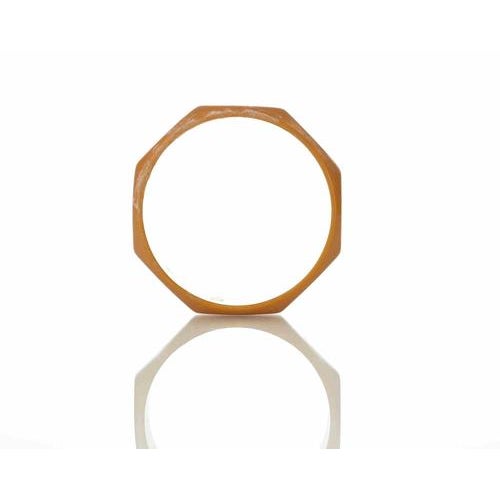 Vintage bakelite bracelet realized in 1940s. Signs of time, with minor discoloring in the edges.