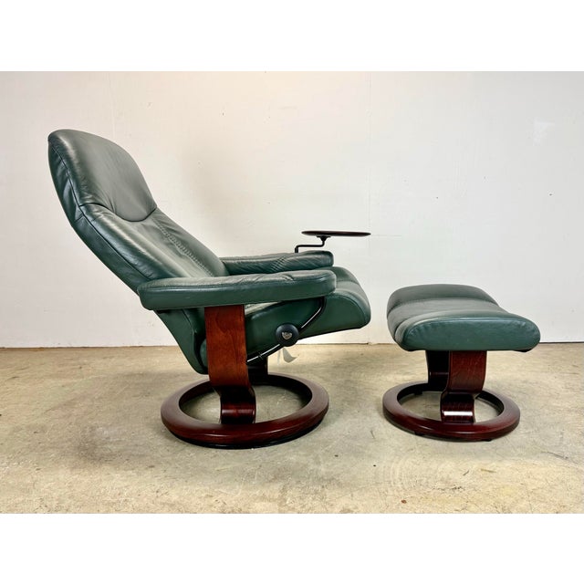Mid-Century Modern Vintage Leather Ekornes “Consul” Stressless Lounge Chair Recliner in Hunter Green For Sale - Image 3 of 12