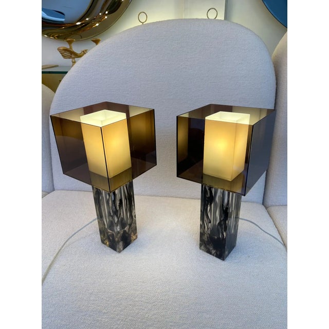 1990s Pair of Lucite Cube Table Lamps For Sale In Chicago - Image 6 of 7