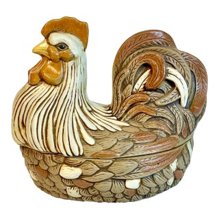 1985 Vintage Arts & Crafts Americana Farmhouse Folk Art Ceramic Hen on Nest Covered Tureen For Sale