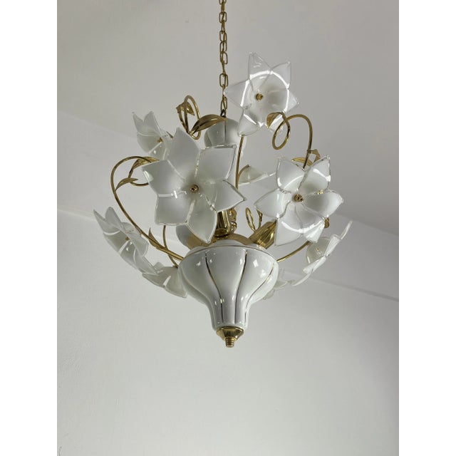 3-light Venetian chandelier with Murano glass flowers, 1970s Golden metal structure. Intact and in good condition, E14...
