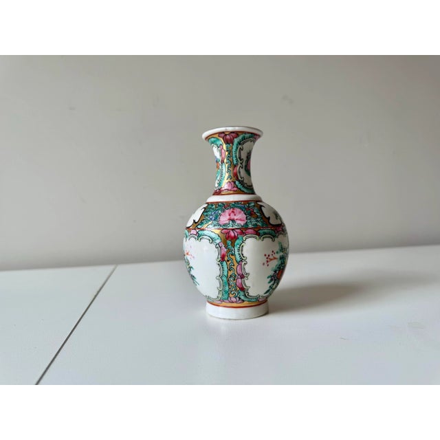 Chinoiserie Mid 20th Century Rose Medallion Chinese Porcelain Hand Painted Vase For Sale - Image 3 of 7