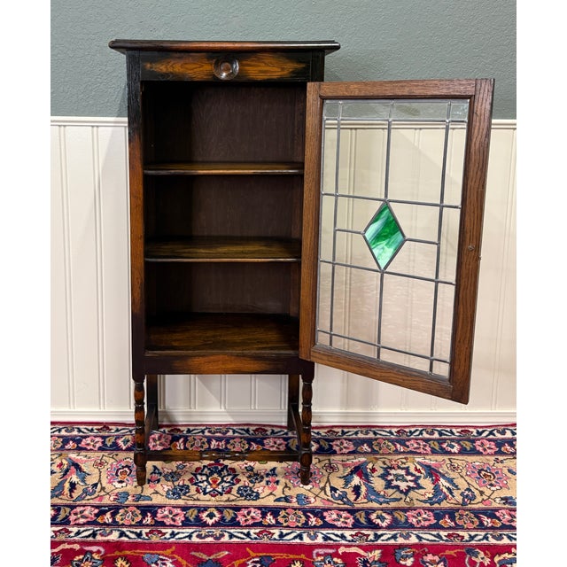 Antique English Arts & Crafts Oak Leaded Stained Glass Bookcase Cabinet c.1930s For Sale In Dallas - Image 6 of 17