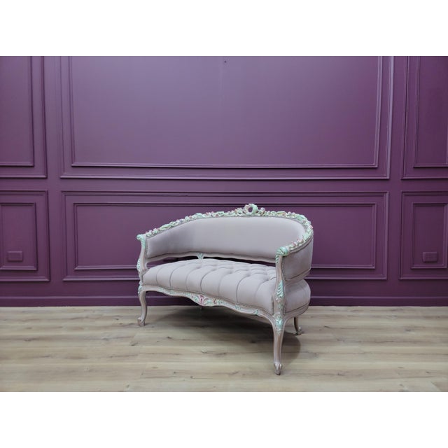 1960s French Rococo Chaise Lounge – Tufted Settee Bench, Ornate Carved Wood Sofa, Louis XV Style Couch, Romantic Bedroom or Entryway Accent For Sale - Image 4 of 10