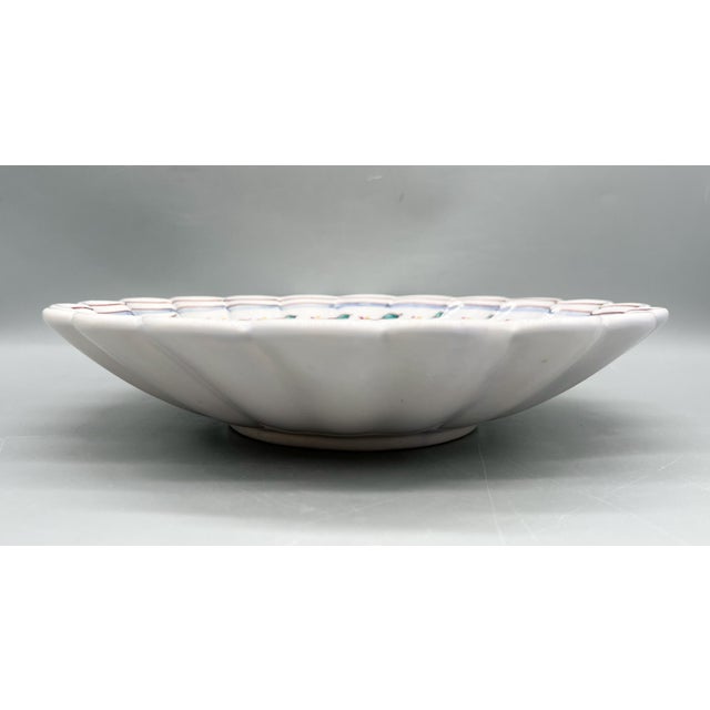 White Vintage Outeiro Águeda Portuguese Hand-Painted Bird of Paradise Scalloped Bowl – French Country, Folk Art For Sale - Image 8 of 13