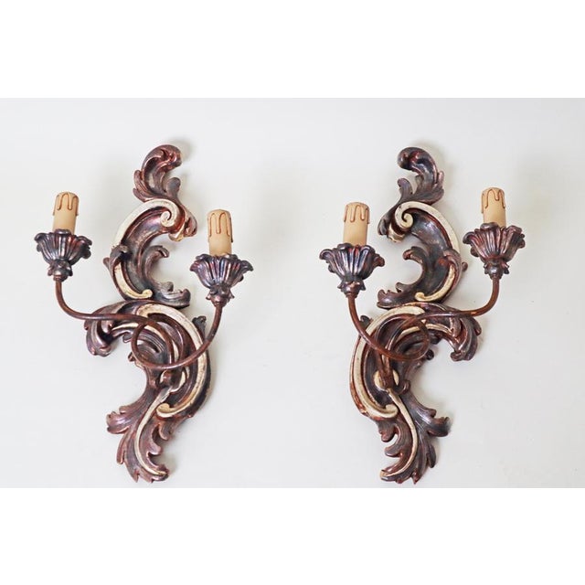 Gold Italian Baroque Hand-Carved Wall Lights in Wood & Metal, 1950s, Set of 2 For Sale - Image 8 of 13