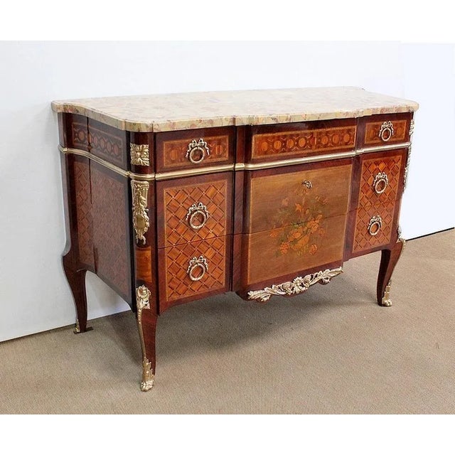 Sumptuous Parisian manufacturing chest of manufacture, with a beautiful Aleppo marble consisting of colorful fragments...