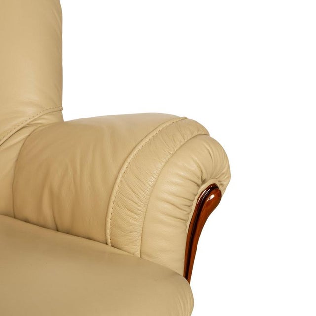 Modern Three-Seater Sofa in Leather and Wood from Nieri For Sale - Image 3 of 16