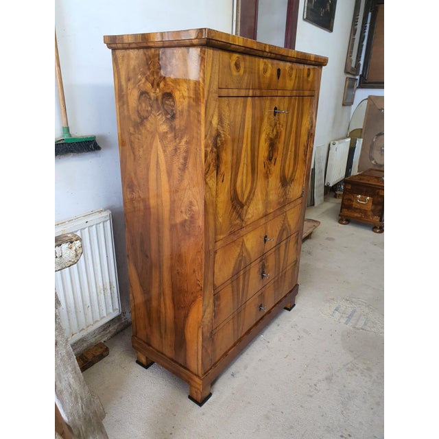 Very impressive secretary in fine walnut, with 4 large drawers, all lockable, cabinet with small drawers in maple veneer,...