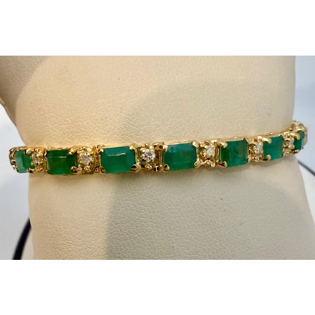 9 Carat Emerald Cut Emerald and Diamond Tennis Bracelet 14 Karat Yellow Gold For Sale - Image 4 of 18