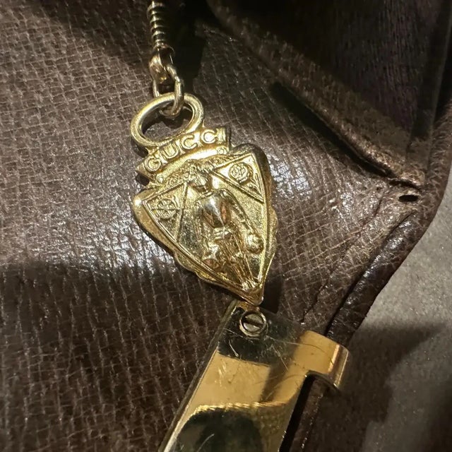 An Elegant 1970s Brown Leather and Brass Hardware Shoulder Bag by Gucci For Sale - Image 12 of 16