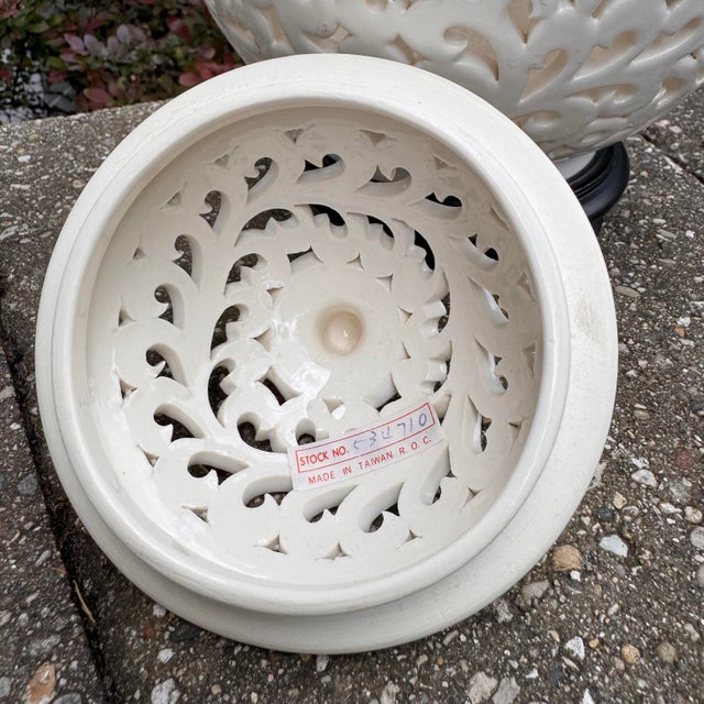 Vintage Mid 20th Century Hollywood Regency Pierced Ceramic Lidded Ginger Jar Table Lamp For Sale - Image 9 of 11
