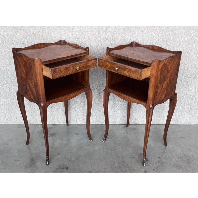 French Early 20th Century Pair of Marquetry Walnut Nightstands Tables with Drawer and Open Shelf For Sale - Image 3 of 18