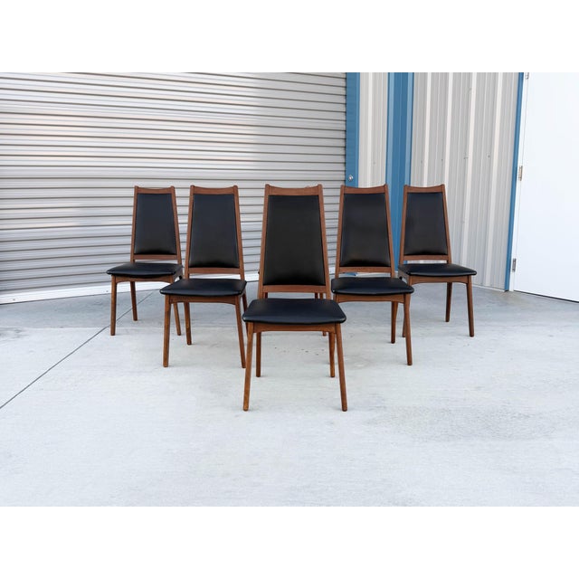 ✨ Danish Modern Walnut & Black Vinyl Dining Chairs Set of Six ✨ This refined set of six Danish Modern dining chairs,...