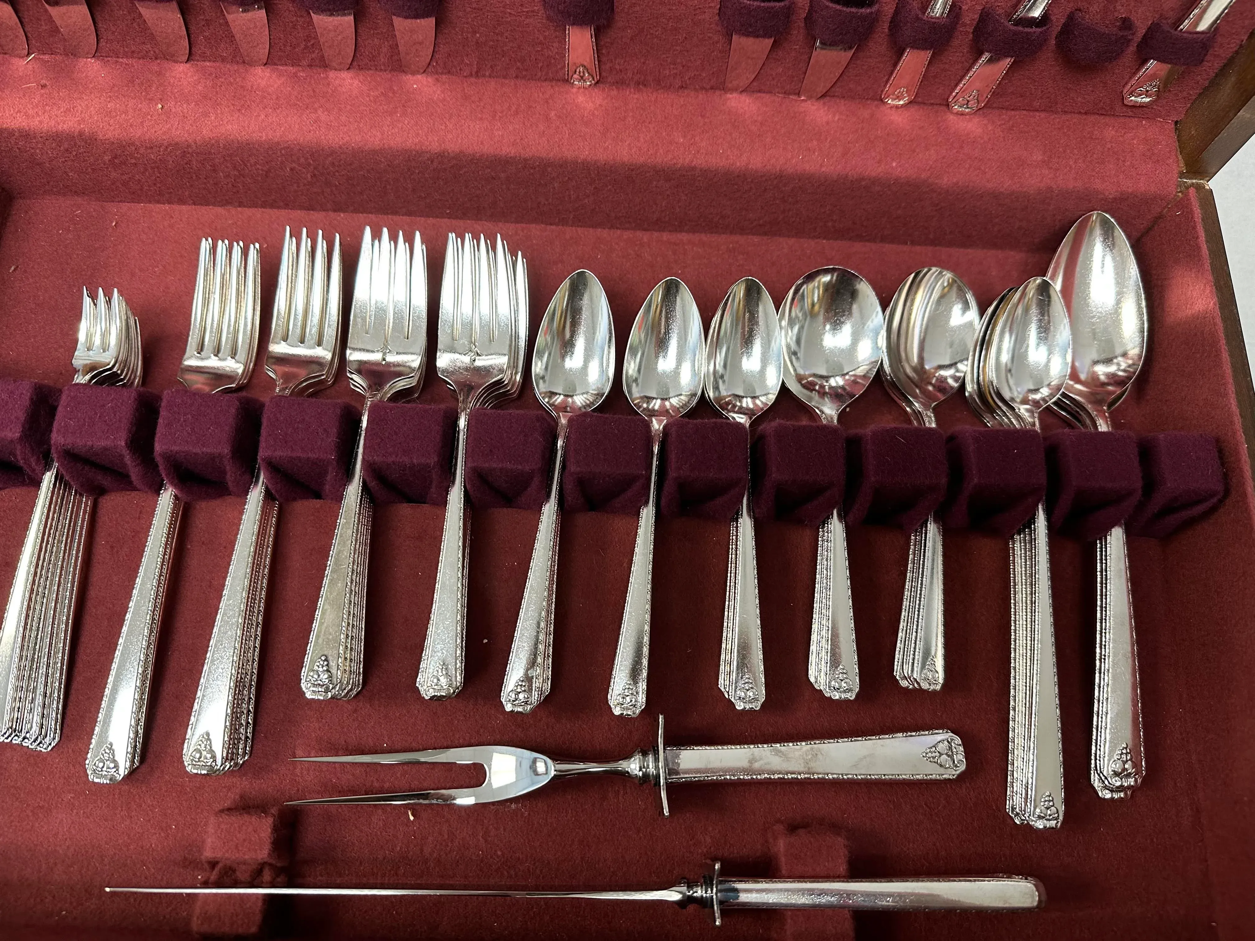 1940s Oneida Prestige Bordeaux Silverplate Flatware Set- 92 Pieces  display picture 1
