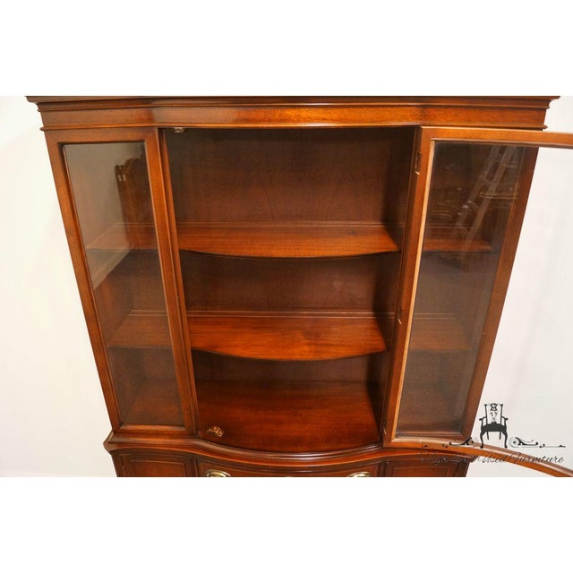 20th Century Traditional Bassett Furniture Old Shirley Collection Bow