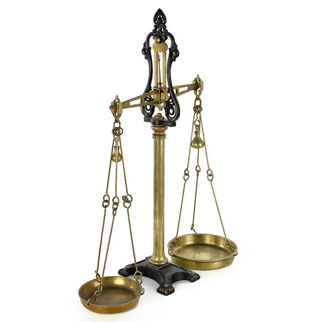 This 20th century English commercial scale is an elegant and functional piece, testifying to the ingenuity and know-how of...