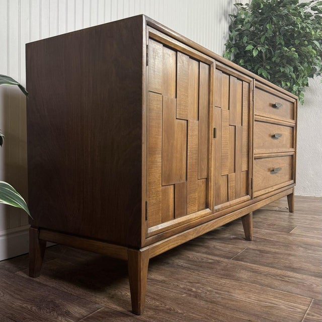 Mid-Century Modern Brutalist-Style Walnut Kroehler Custom Crafter Lowboy Dresser For Sale - Image 10 of 18