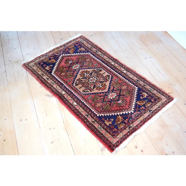 Vintage Khamseh Rug, in Very Good conditions. Designed 1970 to 1979