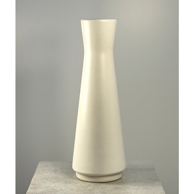 Tall White Ceramic Vase by Jan Bontjes van Beek for Dr. Ing. Alfred Ungewiss, Germany, 1960s For Sale - Image 6 of 6